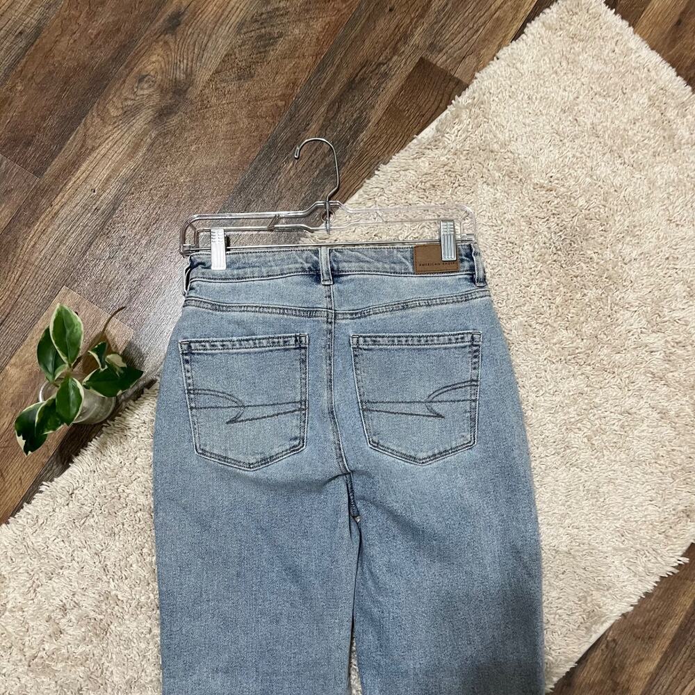 American Eagle Size 2 Short Light Wash High-Rise Mom Straight Jeans - Picture 4 of 7